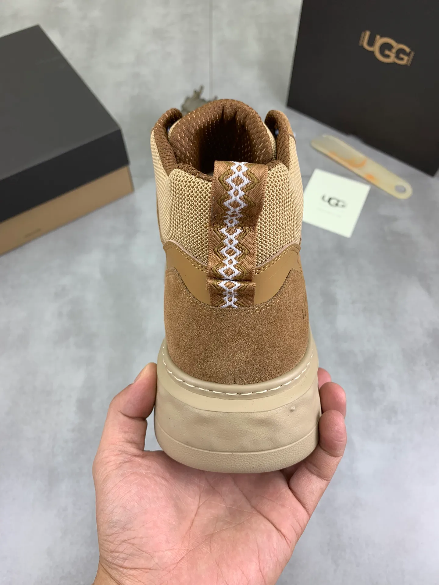 Men's shoes 💰P640 [New style] 💰 🆘 "Real wool" [UGG] 👉The popular men's shoes are synchronized with the official website 🔰The quality of the genuine products [satisfied] is not comparable to the imitations in the general market 🌀The upper is imported Italian frosted cowhide, and the lining is: foot pad 🅰️ grade 🐑Real wool👻Only Grade A can show the effect The hand feels smooth and delicate 🔱The shoe shape is grand, only genuine manufacturers can do it 🎄The perfect toughness of the original outsole 👻⬛️ allows customers to say goodbye to one-time consumption. Real wool lining, super warm. Available in black, brown and gray. Size: 39-44